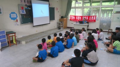車城國小溫泉分校全校學童專心觀看校園宣導影片