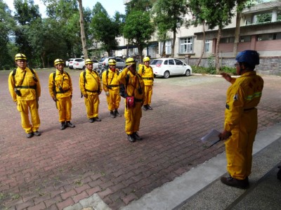 1.森林護管員接到火災情報立刻回工作站穿著防火裝備