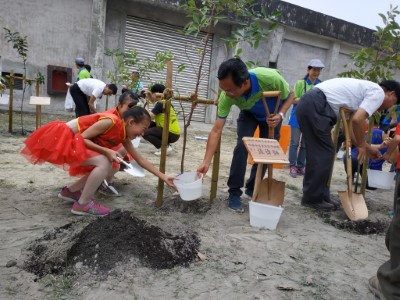 屏東林管處張偉顗處長與國小學童開心植樹