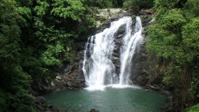 圖說雙流瀑布與溪流是雙流國家森林遊樂區的必訪景點，亦是雙流自然教育中心推動環境教育的場域特色資源。
