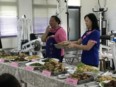 圖說---中圳社區用在地食材準備客家美食並向大家介紹每一道特色料理