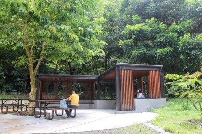 圖6隱藏於森林的林靜小亭，透空牆身及加寛的座椅，營造體會綠色林帶與藍色溪谷的靜心空間