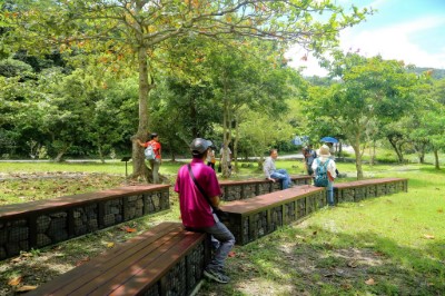 圖7自然步道及休憩座椅，提供遊客濱溪活動空間，觀賞山林變化，嗅聞清新空氣