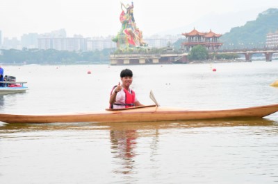 「國產木竹材質獨木舟」進行下水航行