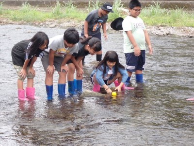 教導小朋友如何觀察溪流測量流速