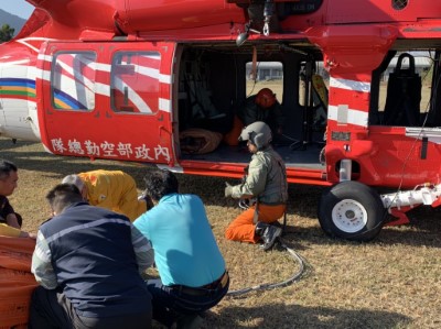 林務局協助空勤隊吊掛水袋4