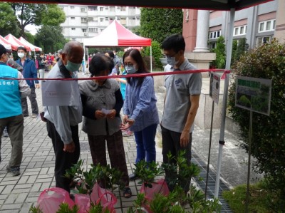 屏東林管處人員向民眾解說苗木栽植方法