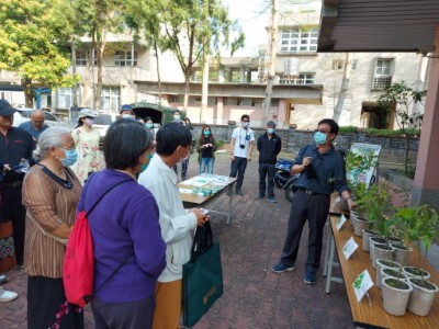 六龜工作站張智強主任向民眾宣導今年植樹主題及樹種特性