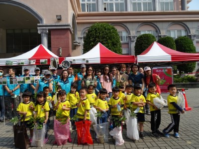 屏東公館龍華幼兒小朋友至屏東林管處領苗