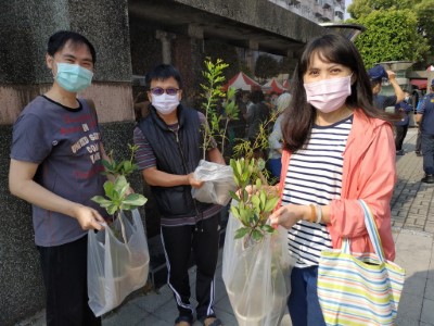 民眾開心領苗