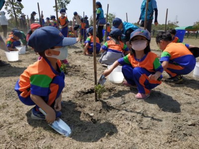 凌雲國小學生植樹3