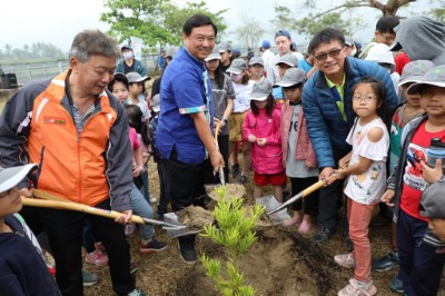 屏東林管處旗山工作站林弘基主任、美濃區公所鍾炳光區長、東門國小宋雯榮校長共同培育幼苗