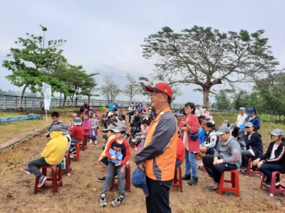 東門國小校長帶領同學參加植樹活動