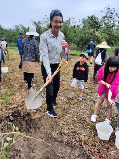 東門國小老師示範植樹