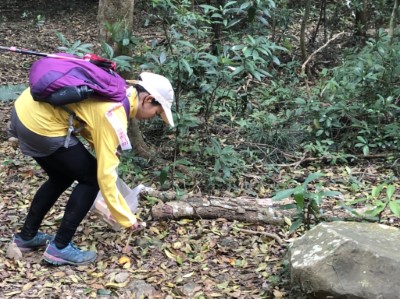 山友一起於休憩平台週邊響應淨山