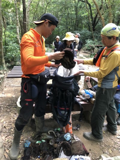 想辦法一起將不屬於山林的垃圾帶下山