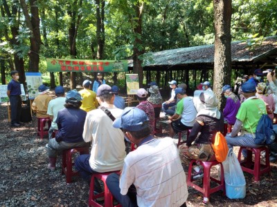 屏東林管處處長楊瑞芬致詞，參與民眾遵守防疫措施，戴口罩維持社交距離