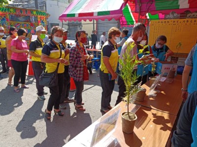 民眾踴躍參與發票換樹苗活動