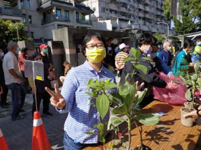 民眾開心領苗