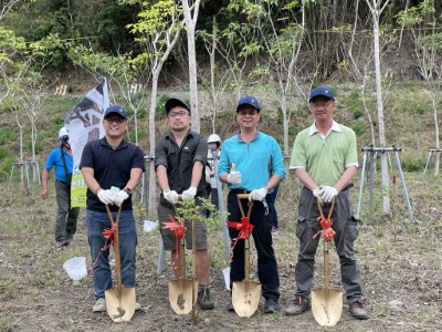 植樹現場合影（左起，林務局六龜工作站洪國棟主任，中山大學顏聖紘副教授，林務局屏東林管處張智強秘書，十八羅漢山自然人文協會楊政宏理事長）