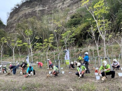 民眾與協會共同植樹情形