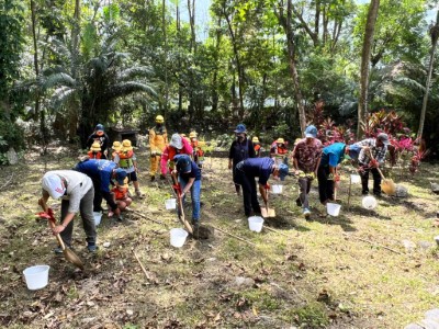 來義鄉公所、喜樂發發吾社區、來義國小附設幼兒園師生與屏東林區管理處共同種下台灣原生種苗木-1。