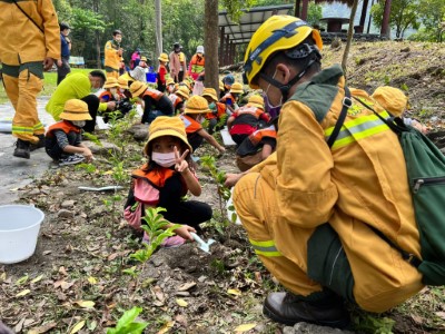 來義鄉公所、喜樂發發吾社區、來義國小附設幼兒園師生與屏東林區管理處共同種下台灣原生種苗木-2。