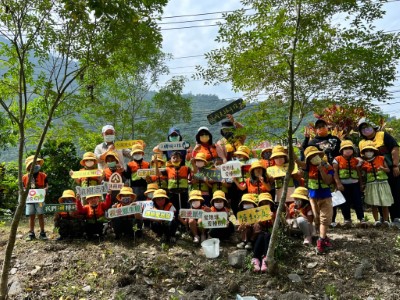 活動參與人員與來義國小附設幼兒園師生植樹後合影。