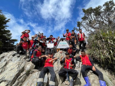 泰武國小學生在北大武山三角點合影