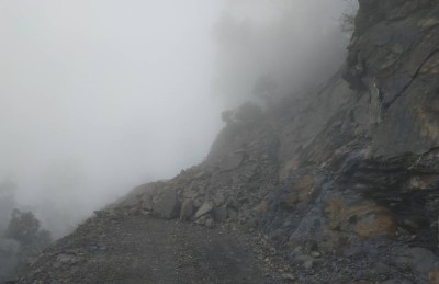 5月小關山林道因降雨導致林道邊坡落石崩塌情形2