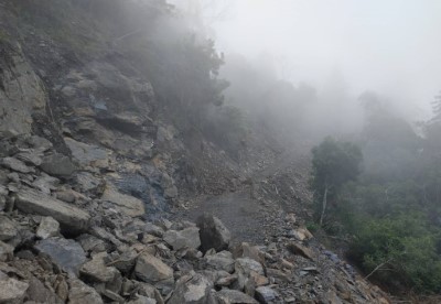 5月小關山林道因降雨導致林道邊坡落石崩塌情形