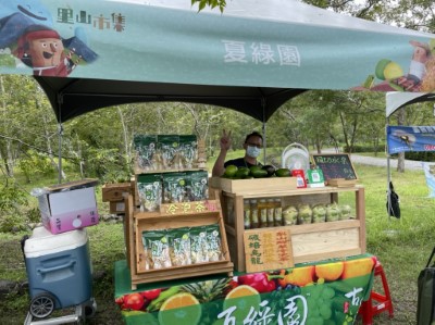 攤商夏綠園提供現切水果及冷泡茶