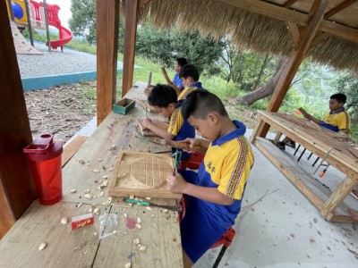 中年級學生由初階開始創作木雕作品