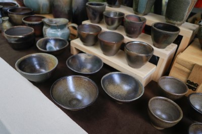 圖、在地陶藝家使用木材窯燒的手拉坏陶藝品，有著古樸的美感