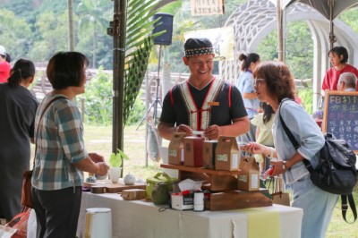 圖、拿普原生茶有機茶園向遊客介紹原生山茶產品