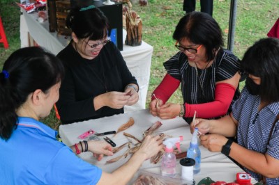 圖、民眾參加DIY活動，用玉米苞葉編織的手工藝小物