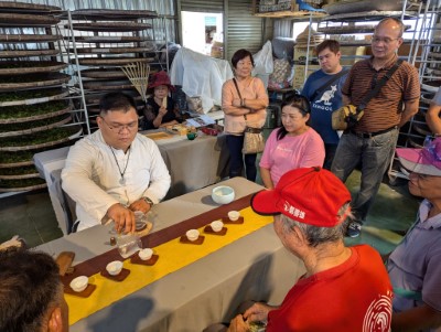 照片4由欣園製茶坊徐盛暘老師帶領學員進行茶席文化體驗