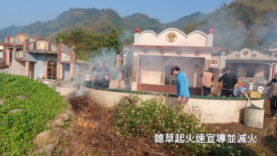 林業保育署調查監測志工協助於掃墓期間撲救燃燒金紙所造成的火警2