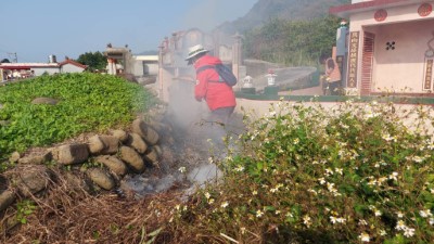 林業保育署調查監測志工協助於掃墓期間撲救燃燒金紙所造成的火警。