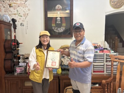 林業及自然保育署屏東分署分署長楊瑞芬親自致贈感謝狀予4月9日通報救援臺灣黑熊的族人-顏國經先生(圖右者)