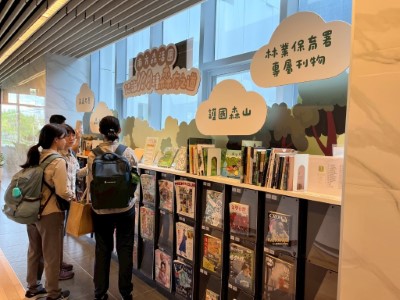 1樓主題書展區吸引民眾駐足觀書