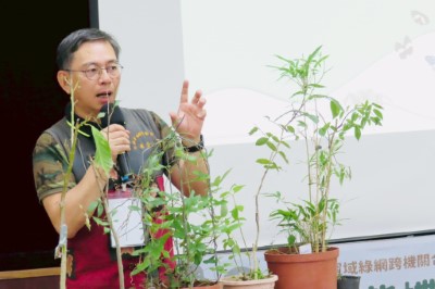 台灣紫斑蝶生態保育協會廖金山理事介紹10數種蝴蝶幼蟲的寄主植物。