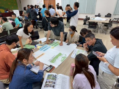 與會人員分組討論
