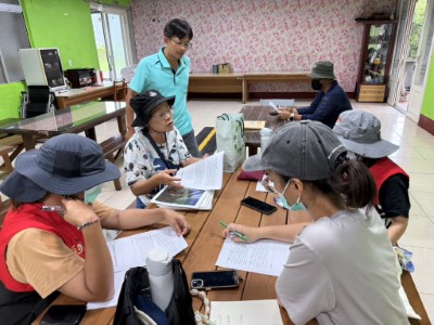 高士社區向志工說明編號第2457號水源涵養保安林命名問卷調查作業