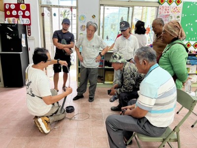 工作站同仁現場示範如何操作改良式獵具