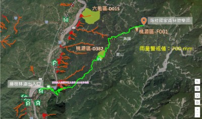 圖示說明藤枝聯外道路沿線區域有土石流潛勢溪流及大規模崩塌潛勢區。