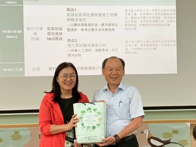 01.屏東分署分署長與農科管理中心主任贈禮合影