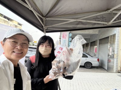 參加活動民眾與分署長合影，感謝民眾除捐血外亦加購本分署森林製造商品