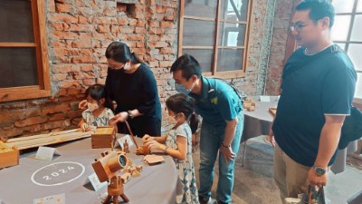 民眾體驗國產材木玩具2