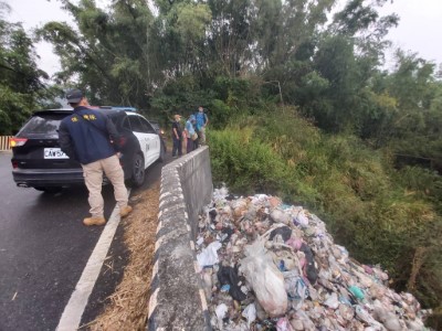 現場遭傾倒垃圾情形